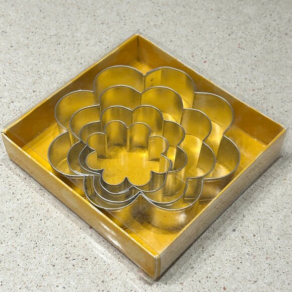 Other - 5-Piece Nesting Scalloped Flower Cookie Cutter Set